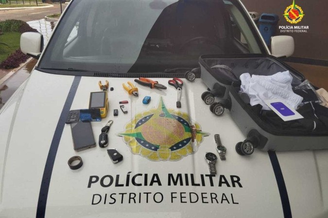 Alicates — que serviam para implantar os grampos nos caixas eletrônicos —, tesoura, máquina de cartão e pen drives foram encontrados no carro do suspeito -  (crédito: Divulgação/PMDF)