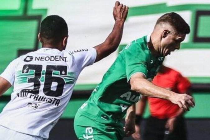 Após primeira etapa repleta de erros, Chape é mais efetiva no segundo tempo e assegura a vitória sobre o Coxa -  (crédito: Foto: JP Pacheco/Coritiba)