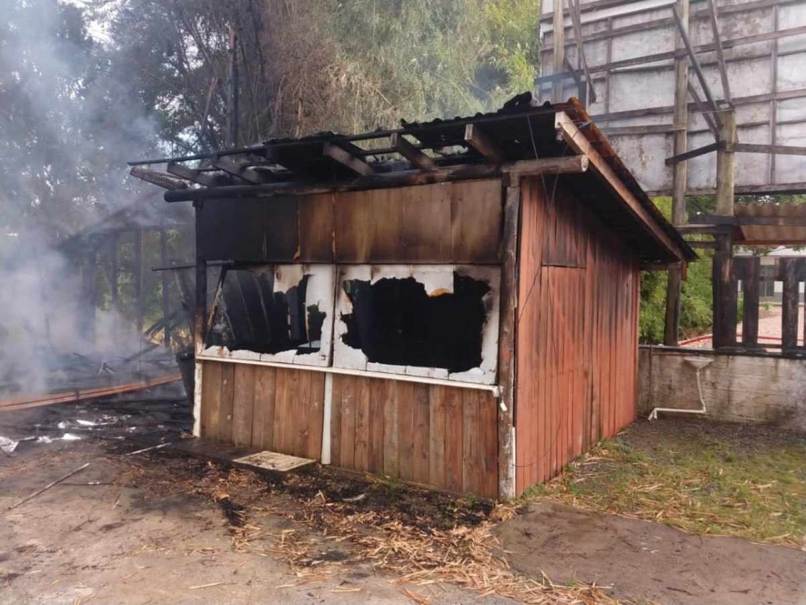 Casa de homem que lançou bombas no STF é incendiada em Santa Catarina