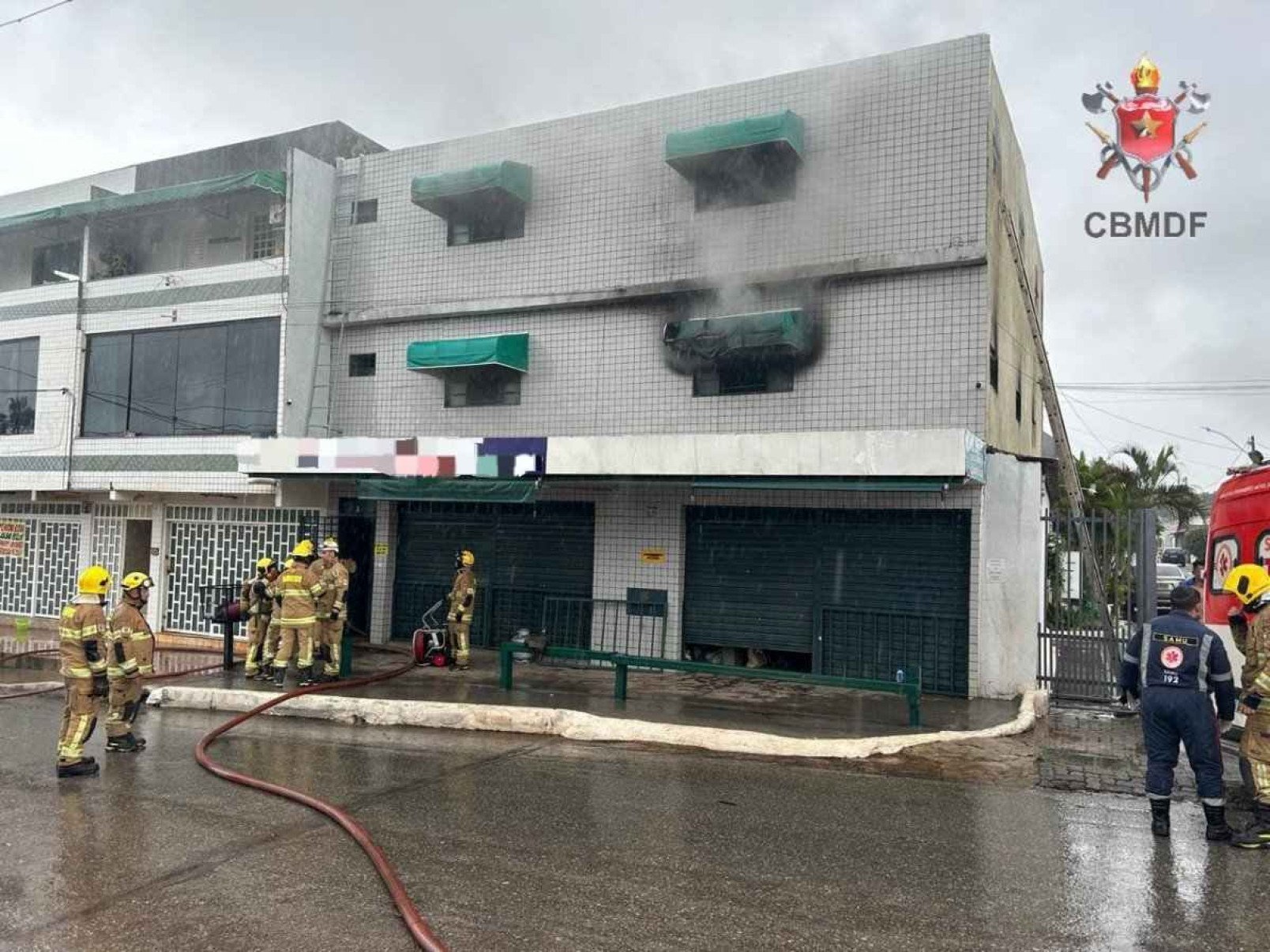 Duas pessoas são resgatadas de incêndio em apartamento de Sobradinho II