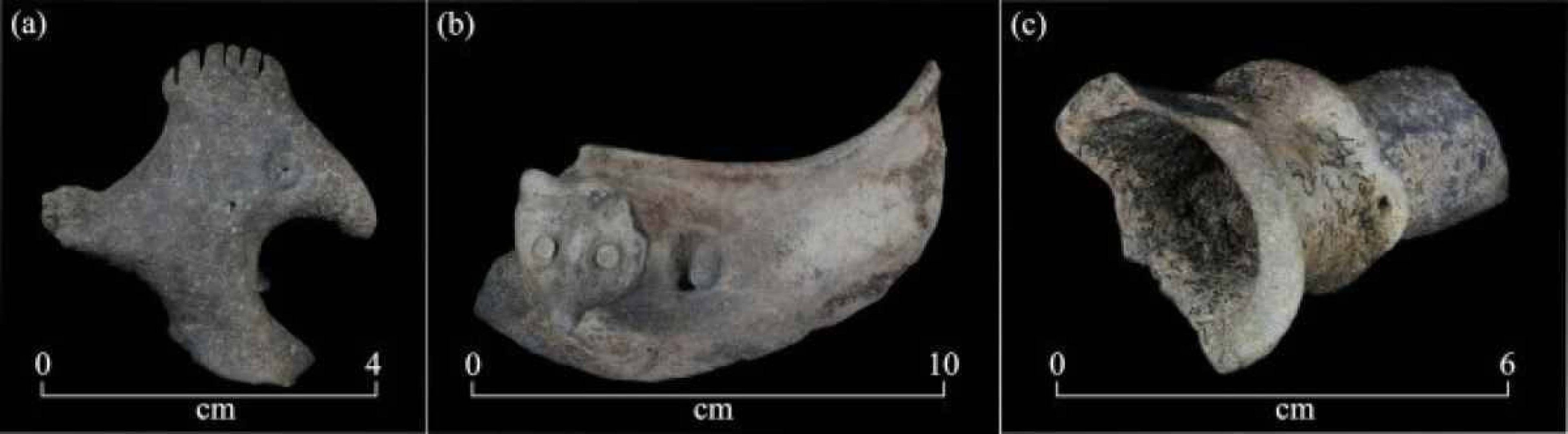Artefatos de cerâmica encontrados no sítio de Jenipapo durante a época seca em 2015: Da esquerda para a direita,  peças em forma de pássaro e mamífero e pedaço de cachimbo com restos fuligem