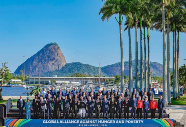 A foto foi tirada no MAM, em um palanque instalado nos jardins, com o Pão de Açúcar, cartão-postal do Rio de Janeiro, como plano de fundo -  (crédito: Ricardo Stuckert/PR)