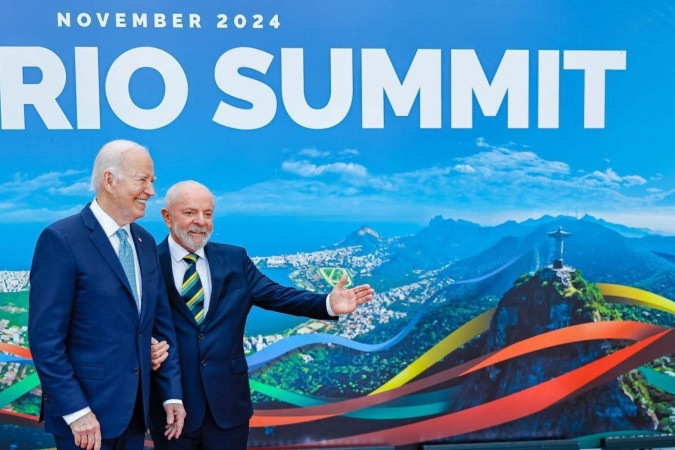 Biden com Lula: presidente dos Estados Unidos chegou atrasado e ficou de fora da foto oficial da cúpula do G20 -  (crédito: Ricardo Stuckert / PR)