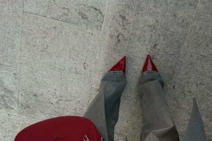 As de bico estão fazendo sucesso com calças longas 