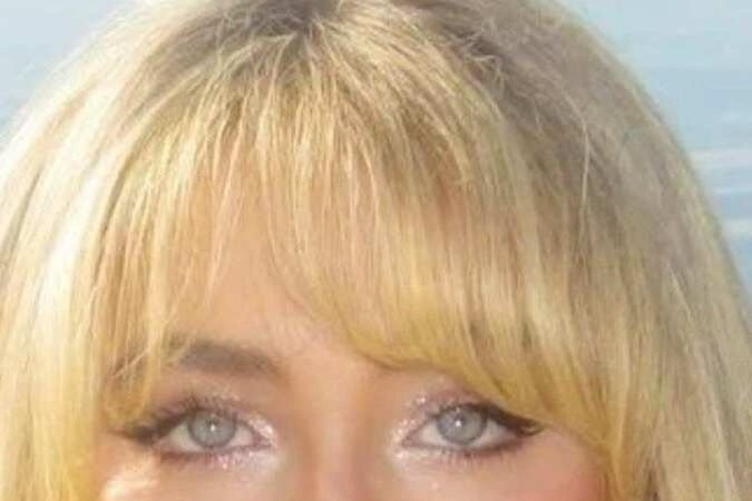 Muitas vezes, Sabrina ilumina os cantos dos olhos com um branco cintilante, dando mais destaque para o olhar