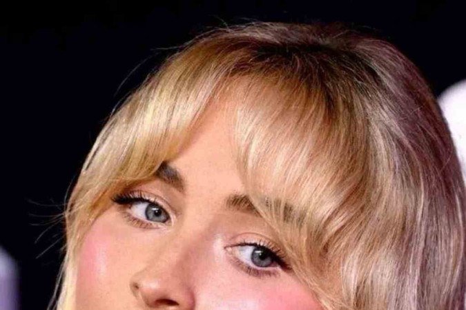 O blush rosado e a boca bem contornada são marcas registradas da estrela