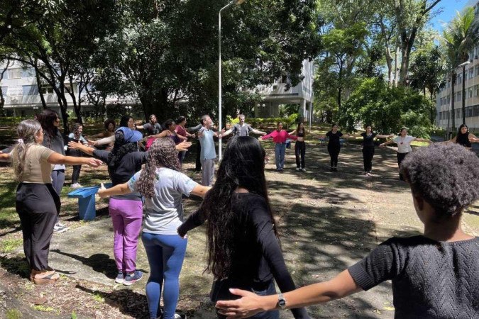 Estudantes de enfermagem da UnB durante aula de técnicas alternativas -  (crédito: Davi Cruz/CB/DA Press)