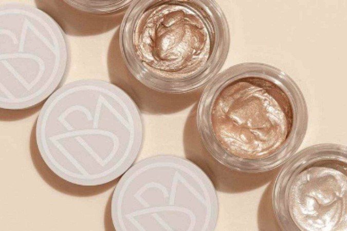 Depois de espalhar, aplique o corretivo e, para finalizar, use o pó