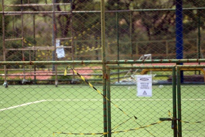 Campo em que adolescente foi eletrocutado segue isolado