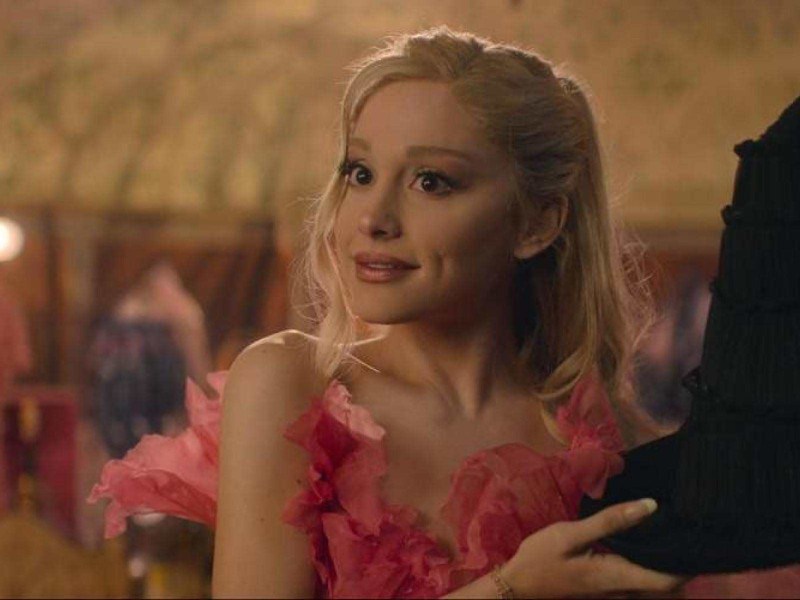 Ariana Grande e o icônico chapéu da trama -  (crédito:  Universal Pictures/Reprodução)