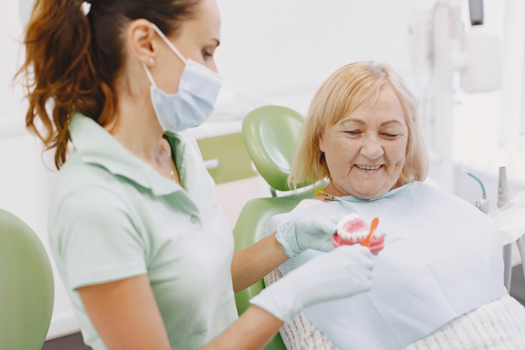  Senior woman having dental treatment at dentist's office. Woman is being treated for teeth
     -  (crédito:  )