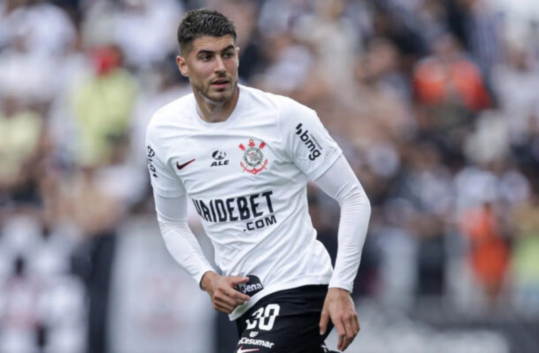 Pedro Raul, do Corinthians, é flagrado com ex de atleta do Flamengo