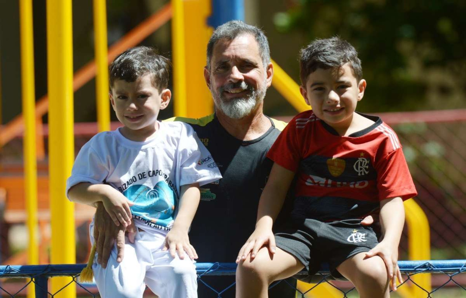 Francisco e os filhos Rodrigo (branco) e Henrique (flamengo) adoram praticar esportes