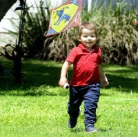 Quem vê Ebraim empinando pipa não imagina que ele enfrentou e se curou de câncer no pulmão -  (crédito: Fotos: Marcelo Ferreira/CB/D.A Press)