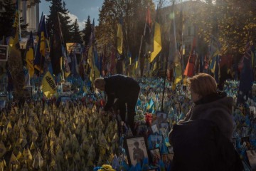 Ucranianos visitam memorial em homenagem aos soldados mortos na guerra, no milésimo dia de invasão russa, na Praça da Independência, em Kiev 
 -  (crédito: Roman Pilipey/AFP)