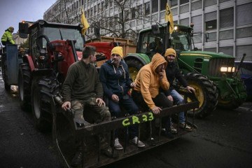 Tratores desfilam pelas ruas da França para manifestar contra o Mercosul -  (crédito: Philippe LOPEZ / AFP)