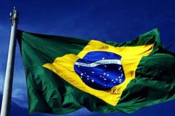 bandeira do Brasil foi criada em 1889 por Raimundo Teixeira Mendes, com desenho de Décio Vilares e colaboração de Miguel Lemos e Manuel Pereira Reis. O retângulo verde representa as florestas, o losango amarelo simboliza as riquezas minerais, e a esfera azul com estrelas reflete o céu do Rio de Janeiro na proclamação da República. -  (crédito: Marcello Sokal por Pexels)