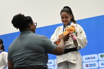 Nicole Marques recebe a medalha de ouro das mãos de Bia Souza, campeã olímpica nos Jogos de Paris-2024 -  (crédito: André Durão/COB)