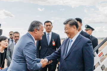 Xi foi recebido na Base Aérea de Brasília pelo ministro da Casa Civil, Rui Costa, pelo ministro da Secretaria de Relações Institucionais (SRI), Alexandre Padilha, e pelo ministro da Justiça e Segurança Pública, Ricardo Lewandowski. -  (crédito: Wagner Lopes/Casa Civil)