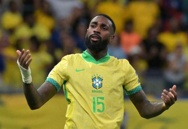 O meio-campista brasileiro número 15, Gerson, comemora após marcar um gol durante a partida de futebol entre Brasil e Uruguai, pelas eliminatórias sul-americanas da Copa do Mundo da FIFA de 2026 -  (crédito:  AFP)