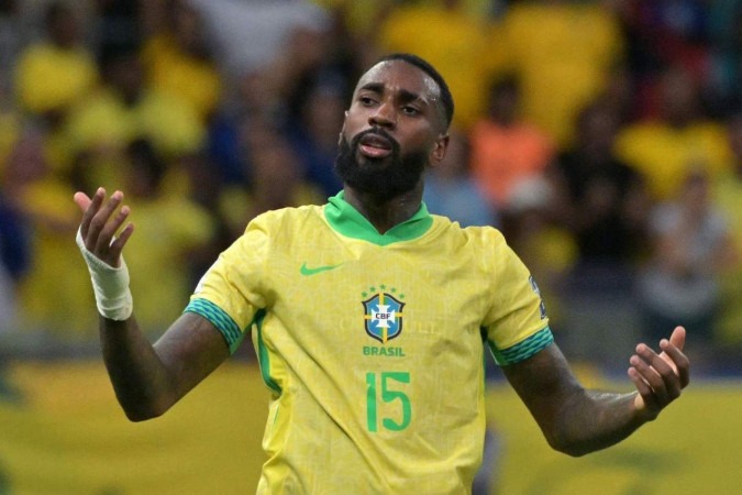 O meio-campista brasileiro número 15, Gerson, comemora após marcar um gol durante a partida de futebol entre Brasil e Uruguai, pelas eliminatórias sul-americanas da Copa do Mundo da FIFA de 2026 -  (crédito:  AFP)