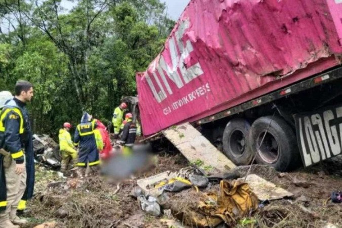 As equipes de resgate tiveram trabalho para retirar os corpos das vítimas do acidente: carreta tombou sobre a van que transportava o time de remadores -  (crédito:  Corpo de Bombeiros/Paraná))