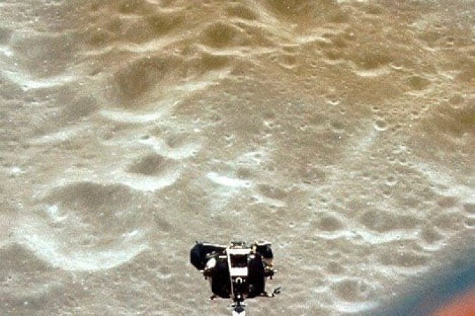 Pousar na Lua apresenta desafios únicos devido à ausência de atmosfera, o que torna os paraquedas ineficazes. Na imagem, módulo lunar da Apollo 10, apelidado de Snoopy, que chegou a ficar a apenas 15 km da superfície da Lua, mas não pousou -  (crédito: domínio público)