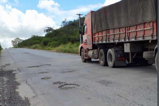 .Pela malha rodoviária brasileira trafegam cerca de 65% das cargas e 95% dos passageiros -  (crédito: CNT)