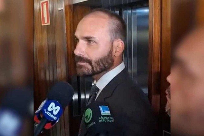Eduardo Bolsonaro acredita que a operação é uma Eduardo Bolsonaro acredita que a operação é uma