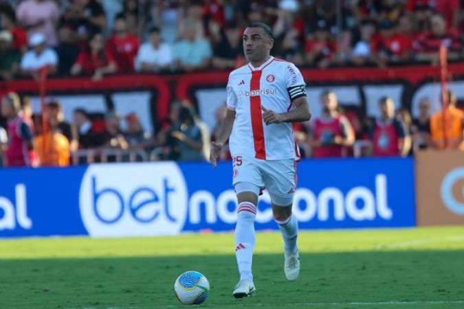 Mesmo com lesão, zagueiro Mercado segue com prestígio no Inter tanto com a diretoria, comissão técnico e companheiros de elenco -  (crédito: Foto: Ricardo Duarte / Internacional)