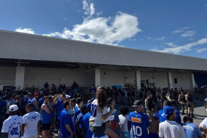 Torcedores do Cruzeiro foram até o Aeroporto de Confins e apoiaram o elenco -  (crédito: Foto: Divulgação / Cruzeiro)