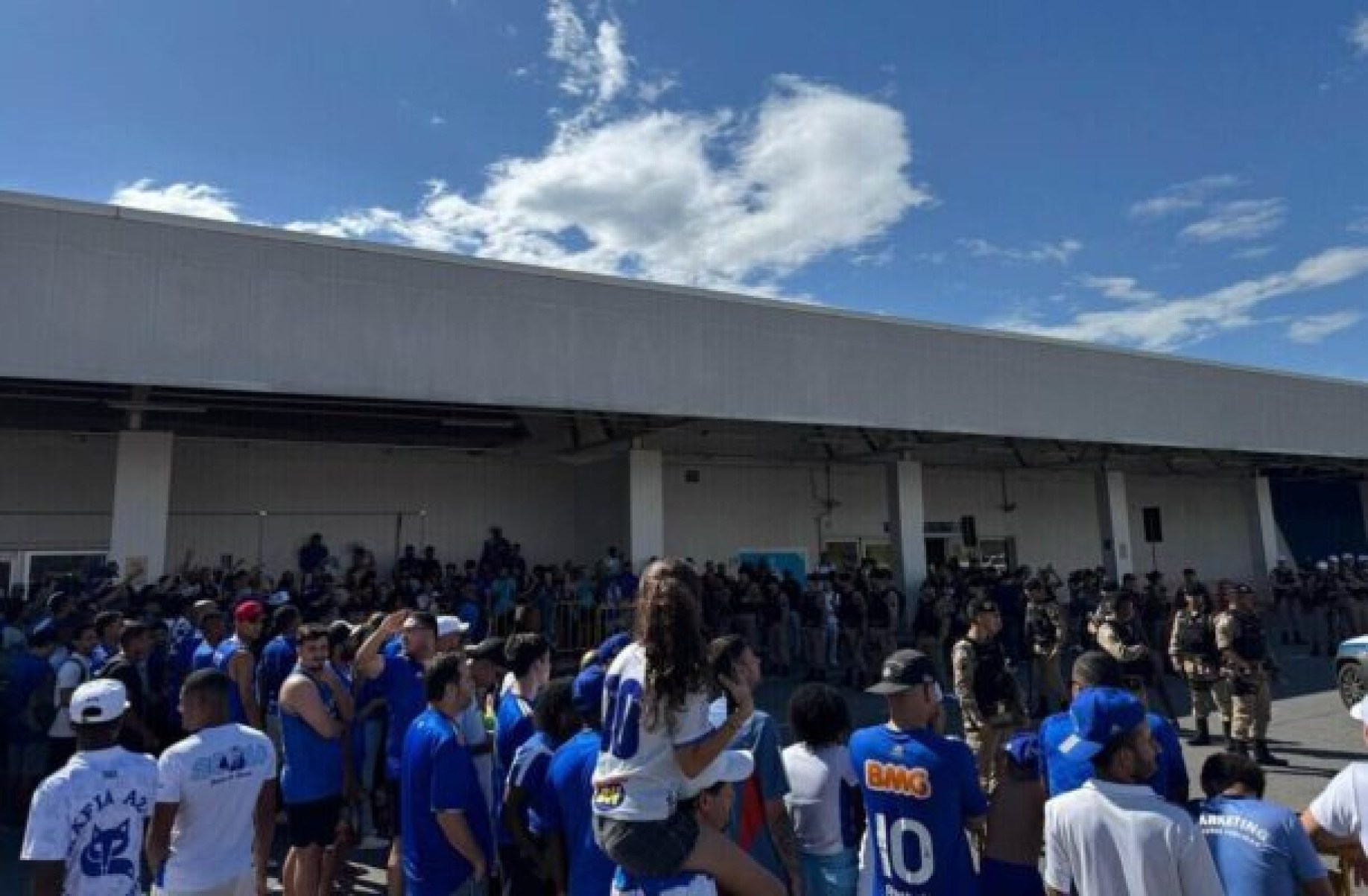 Torcedores do Cruzeiro lotam as ruas de BH em apoio antes da decisão da Copa Sul-Americana