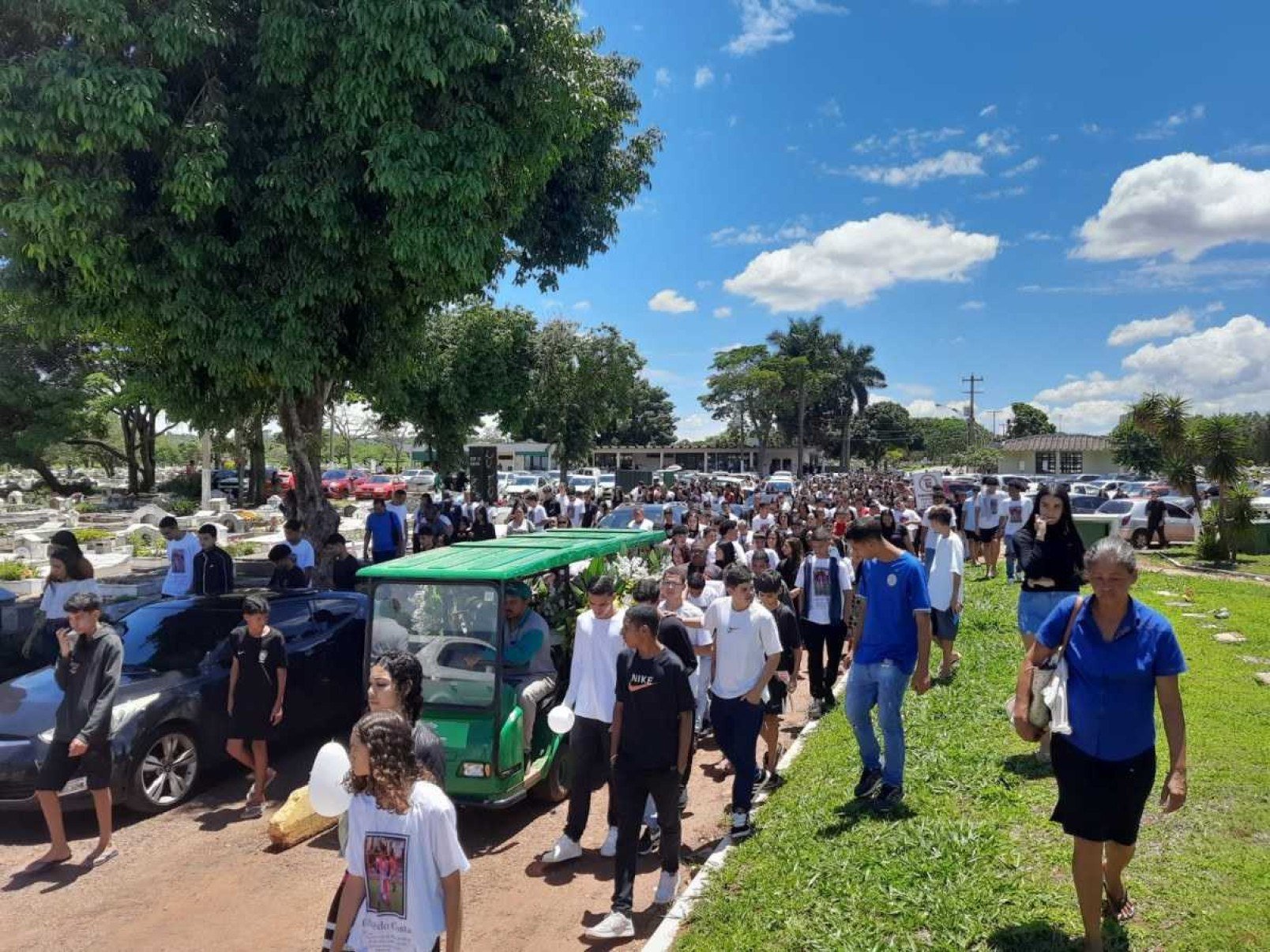 Emoção marca despedida de adolescente morto em Centro Olímpico