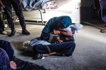  -- AFP PICTURES OF THE YEAR 2024 --

A Palestinian woman holds the shrouded body of child killed in Israeli bombardment, at a health clinic in the area of Tel al-Sultan in Rafah, in the southern Gaza Strip on May 26, 2024, amid the ongoing conflict between Israel and the Hamas militant group. (Photo by Eyad BABA / AFP) / AFP PICTURES OF THE YEAR 2024
       -  (crédito: Eyad BABA / AFP)