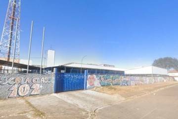 Um homem invadiu a Escola Classe 102 no Recanto das Emas em busca da esposa. Ele agrediu a mulher, uma secretária e em um professor da instituição -  (crédito: Reprodução Google Street View)