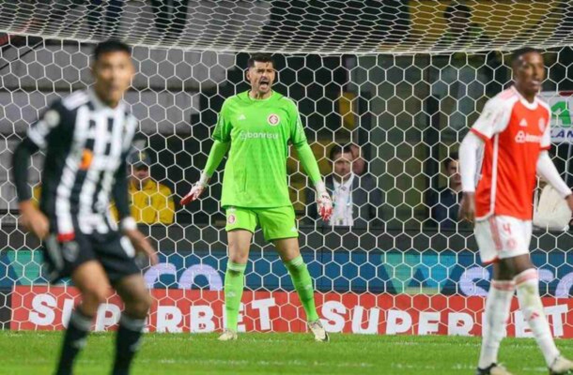 Fabrício teve algumas oportunidades em seu início de trajetória no Internacional, mas depois perdeu espaço com a chegada de Roger Machado -  (crédito: Foto: Ricardo Duarte / Internacional)