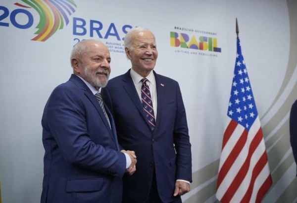 Joe Biden e Lula: conteúdo de conversa gerou crise diplomática  -  (crédito: Manuel Balce Ceneta / POOL / AFP)