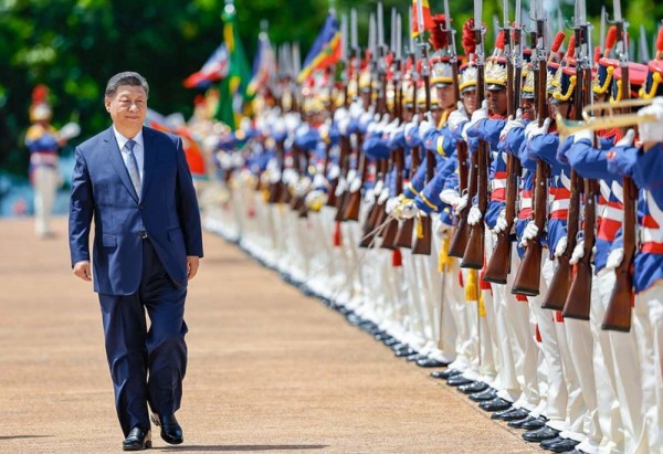 Cerimônia oficial de chegada de Xi Jinping a Brasília, no feriado de quarta-feira: maior parceiro comercial do Brasil