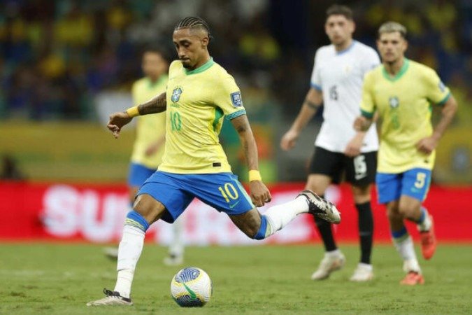 Rafinha tenta a finalização durante o jogo em que o Brasil empata o Uruguai, em Salvador, pelas Eliminatórias -  (crédito: Foto: Rafael Ribeiro/CBF)