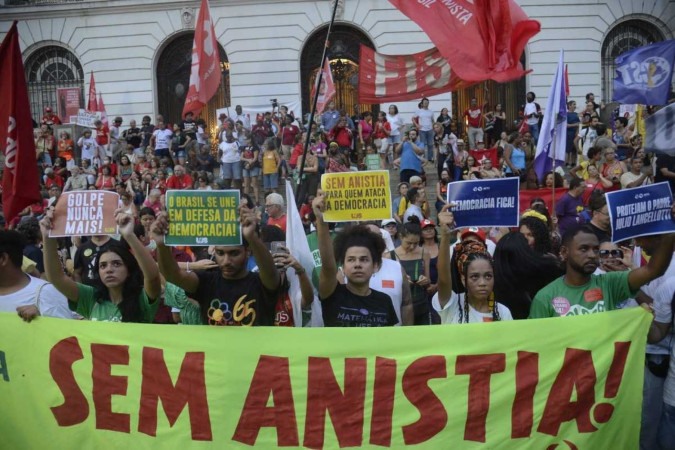 Manifestantes fazem protesto contra os projetos de anistia aos presos pelo 8 de Janeiro no aniversário de um ano dos ataques -  (crédito: Fernando Frazão/Agência Brasil)