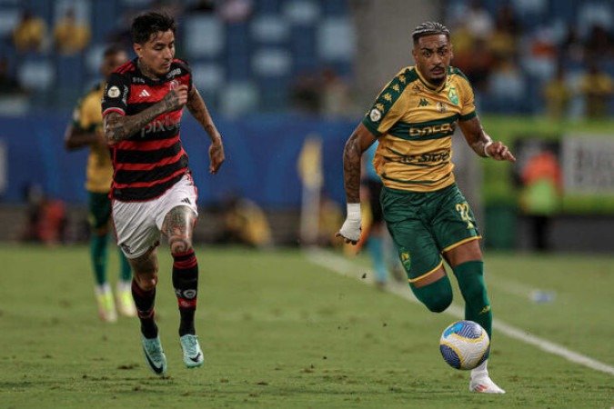 PULGAR - Com o Cuiabá muito recuado, o volante chileno tornou-se o principal criador do Flamengo, já que o time estava sem Arrascaeta e Gerson. Eficiente distribuição de bola e passes precisos, como o que deu para Michael quase fazer um gol no primeiro tempo - NOTA 7,5 - Foto: AssCom Dourado