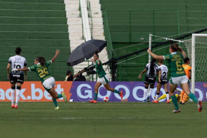 Jogadoras do Palmeiras comemoram gol marcado na final do Paulistão Feminino -  (crédito: Foto: Rebeca Reis/Ag. Paulistão/Centauro)