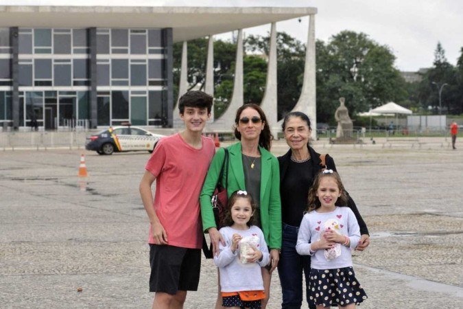 Flávia Regina levou a mãe (Sandra) e os filhos para visitar a praça: 