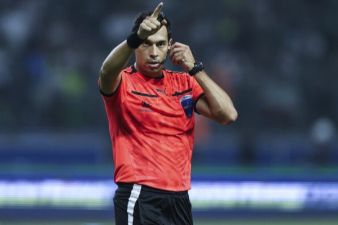  SAO PAULO, BRAZIL - AUGUST 21: Referee Facundo Tello gestures during a Copa CONMEBOL Libertadores 2024 Round of 16 second leg match between Palmeiras and Botafogo at Allianz Parque on August 21, 2024 in Sao Paulo, Brazil. (Photo by Alexandre Schneider/Getty Images)
      Caption  -  (crédito:  Getty Images)