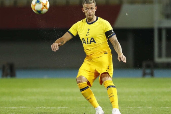  SKOPJE, MACEDONIA - SEPTEMBER 24: Toby Alderweireld of Tottenham Hotspurs during the UEFA Europa League third round qualifying match between Shkendija and Tottenham Hotspur at National Arena Todor Proeski on September 24, 2020 in Skopje, Macedonia. Football Stadiums around Europe remain empty due to the Coronavirus Pandemic as Government social distancing laws prohibit fans inside venues resulting in fixtures being played behind closed doors. (Photo by Srdjan Stevanovic/Getty Images)
       -  (crédito:  Getty Images)