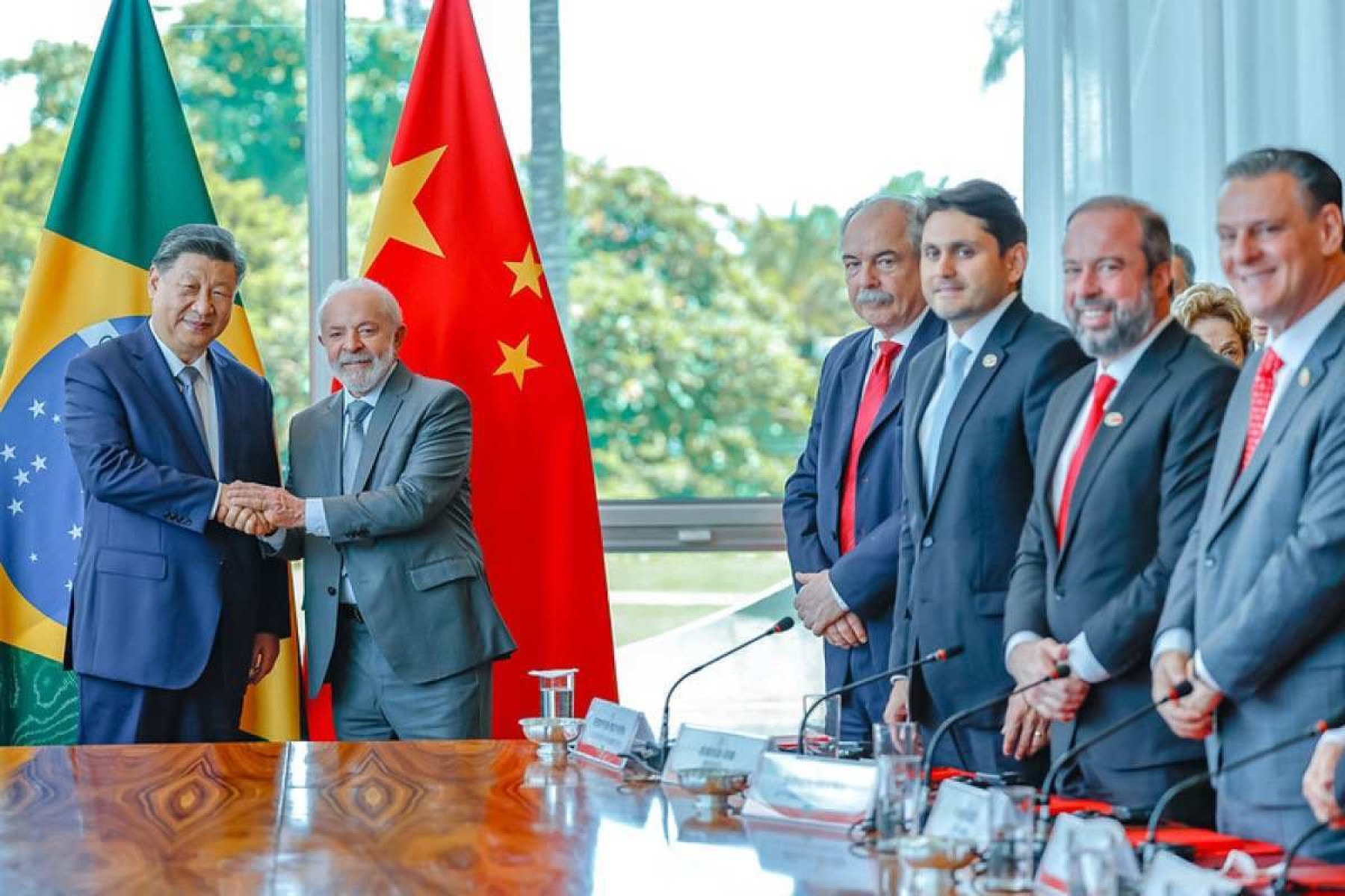 Com Xi Jinping, Lula anuncia 'sinergia' com nova rota da seda