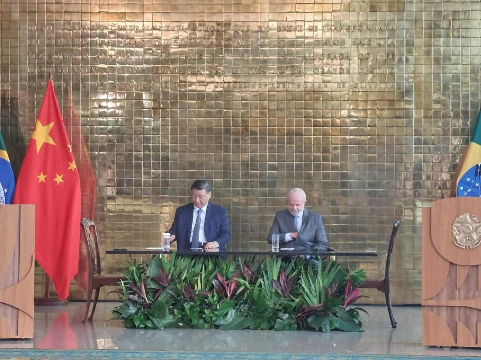 Em Brasília, Lula e Xi Jinping assinam acordos de cooperação no Alvorada