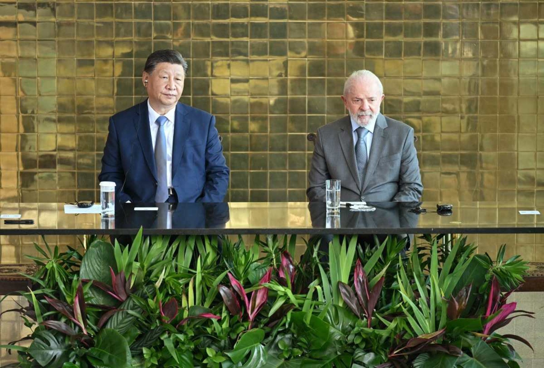 Lula ganha 'amostra da lua' e dá a Xi Jinping garrafa com água de 'rios voadores'