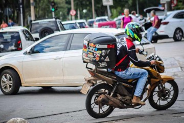 Trabalhadores usam motos para garantir a renda mensal -  (crédito:  Kayo Magalhães/CB/D.A Press)