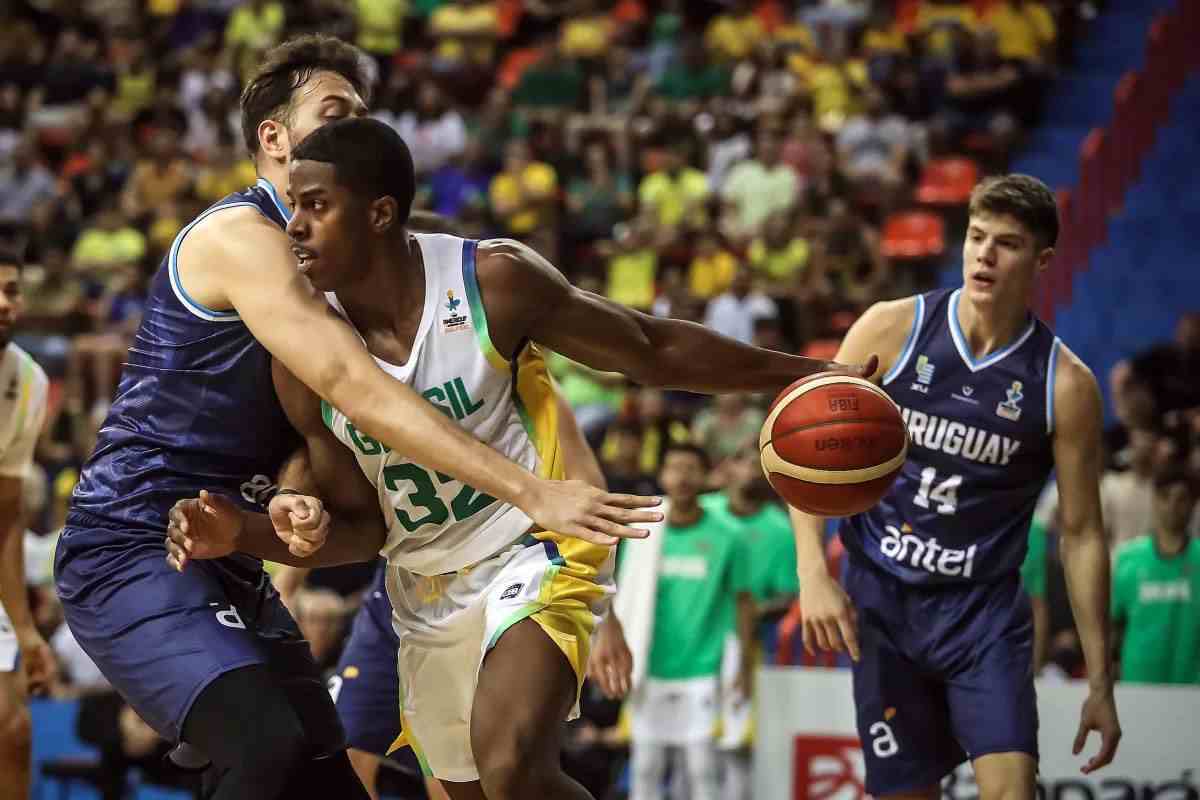 Brasil vence Uruguai em noite de Caboclo e se classifica para a AmeriCup -  (crédito: Divulgação/FIBA)